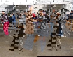 Oplevering woningen NDW21 samen met dansende bewoners