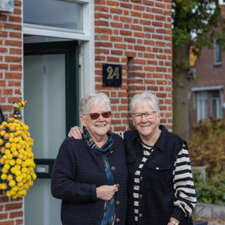 Zussen voor hun woningen als buren