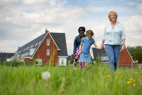 Vrouw met kinderen in groene omgeving