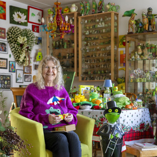 Bewoner met verzameling kikkers