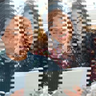 Twee vrouwen met tablet en bankpas